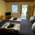 Zur Festwiese فندق