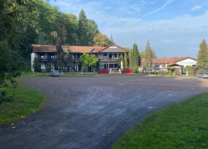 Zur Festwiese Otel Gierstädt