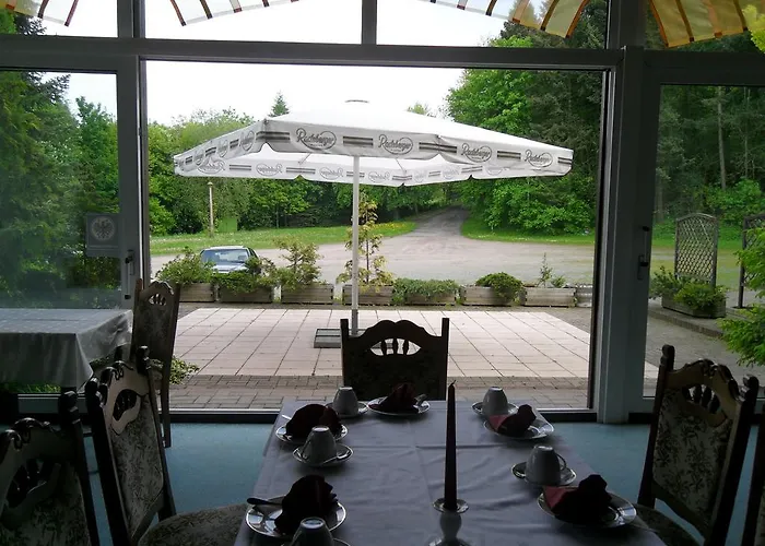 Otel Zur Festwiese Gierstädt