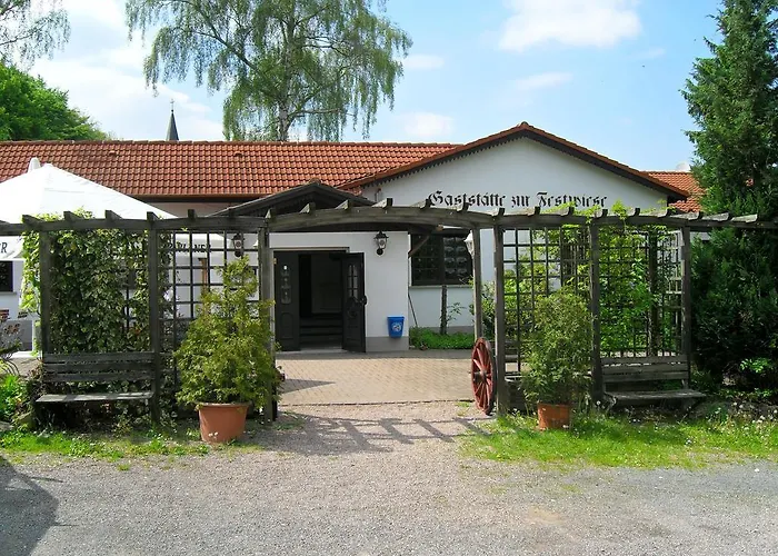Otel Zur Festwiese Gierstädt